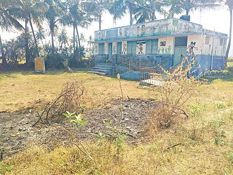 பாதை வசதி இல்லாமல் பூட்டிக்கிடக்கும் அங்கன்வாடி கட்டிடம்