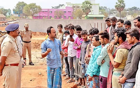 மாவட்ட போலீஸ் சூப்பிரண்டு சாம்சன் வடமாநில தொழிலாளர்களை சந்தித்து பேசிய காட்சி