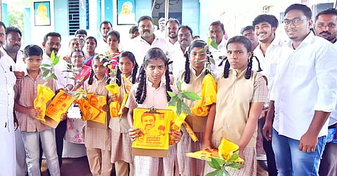 முதல்-அமைச்சர் மு.க.ஸ்டாலின் பிறந்த நாளை முன்னிட்டு பள்ளி மாணவ- மாணவிகளுக்கு கல்வி உபகரணங்கள், மரக்கன்றுகளை தி.மு.க. வடக்கு மாவட்ட செயலாளர் ராஜா 
எம்.எல்.ஏ. வழங்கிய காட்சி.