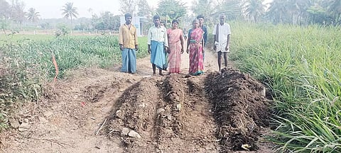 &nbsp;டிராக்டரில் விவசாய நிலத்திற்கு மாட்டு சாணம் ஏற்றிச்சென்ற வாகனத்தை மறித்து சாலையில் கொட்டப்பட்டது.