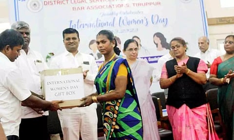 விழாவில் திருநங்கை சகோதரிகளை கவுரவிக்கும் விதமாக அவர்களுக்கு தேவையான வீட்டு உபயோக மளிகை பொருட்களை திருப்பூர் மாவட்ட முதன்மை நீதிபதி ஸ்வர்ணம் ஜே.நடராஜன் வழங்கிய போது எடுத்த படம்.