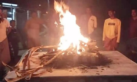 மேடையில் காமனை தீ மூட்டி எரித்தனர்.