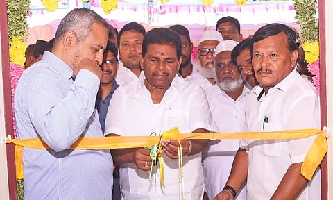 அமைச்சர் அனிதா ராதாகிருஷ்ணன் கட்டிடத்தை திறந்து வைத்த போது எடுத்த படம்.&nbsp;