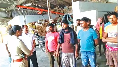 அயோத்தியாப்பட்டணத்தில் பிற மாநில தொழிலாளர்களை போலீசார் சந்தித்து பேசிய காட்சி.