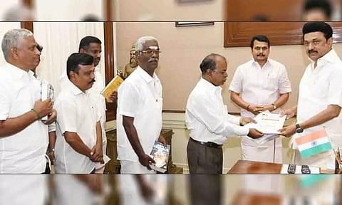 முதலமைச்சர் மு.க.ஸ்டாலின் அவர்களை நேரில் சந்தித்து நன்றி அறிவிப்பு பாராட்டு விழாவிற்கு அழைப்பிதழ் தந்த போது எடுத்த படம்.