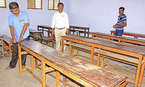 பாளை முருகன்குறிச்சியில் உள்ள தேர்வு மையத்தில் மேஜையின் மீது மாணவர்களின் ஹால் டிக்கெட் எண்கள்  ஒட்டும் பணி நடைபெற்று வருவதை  படத்தில் காணலாம்.