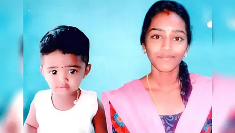 குழந்தை நானிகாவுடன் சந்தியா