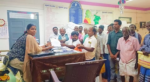 தாசில்தாரிடம் மனு அளித்த பச்சைமலை கம்பூர் கிராம மக்கள்&nbsp;