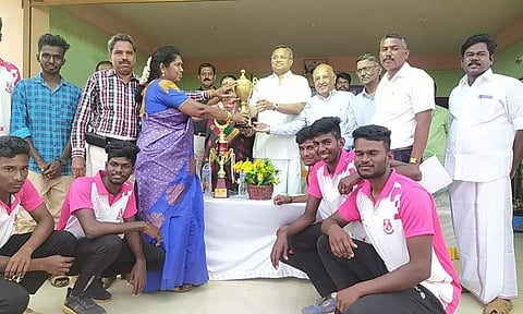 வெற்றிபெற்ற அணிக்கு கார்த்திக் சிதம்பரம் எம்.பி. பரிசுக் கோப்பையை வழங்கினார்.