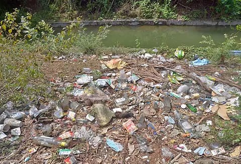 கோத்தகிரி-மேட்டுப்பாளையம்  சாலையோரத்தில் மது பாட்டில்களை வீசி செல்லும் பயணிகள்