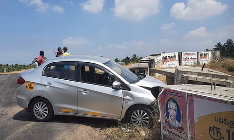 கொட்டாரம் அருகே தடுப்புச்சுவர் மீது மோதிய கார் - டிரைவர் படுகாயம்