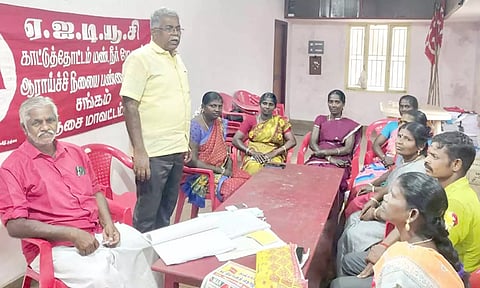 கூட்டத்தில் ஏ.ஐ.டி.யூ.சி மாநில செயலா் சந்திரகுமாா் பேசினார்.