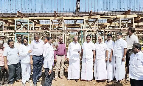ஆம்பூரில் மேம்பால கட்டுமான பணிகளை அமைச்சர் எ.வ.வேலு பார்வையிட்டு ஆய்வு செய்த காட்சி.