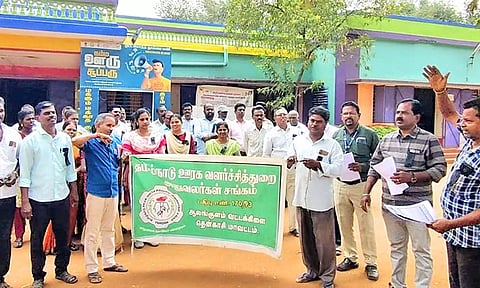 ஊரக வளர்ச்சித்துறை அலுவலர்கள் ஆர்ப்பாட்டத்தில் ஈடுபட்ட காட்சி.&nbsp;&nbsp;
