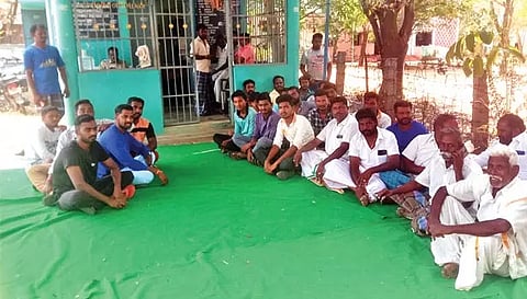 போராட்டத்தில் ஈடுபட்டுள்ள பொதுமக்களை படத்தில் காணலாம்.