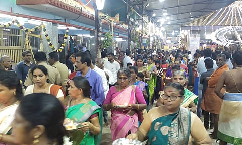 மண்டைக்காட்டில் மாவிளக்கு ஊர்வலம் நடந்தபோது எடுத்த படம்