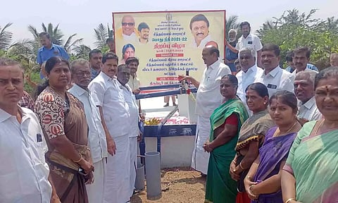 செல்வராஜ் எம்.எல்.ஏ.,   பணிகளை தொடங்கி வைத்த போது எடுத்த படம்.