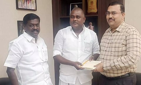 கலெக்டரிடம், தென்காசி தெற்கு மாவட்ட தி.மு.க. செயலாளர் சிவபத்மநாதன் மனு அளித்த காட்சி.