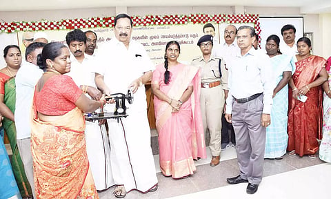 நலத்திட்ட உதவிகளை அமைச்சர் ஆர்.காந்தி வழங்கிய போது எடுத்த படம். அருகில் கலெக்டர் வளர்மதி, எஸ்.பி. கிரண் ஸ்ருதி, ஈஸ்வரப்பன் எம்.எல்.ஏ.