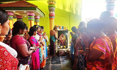 பூஜையில் கலந்து கொண்ட பக்தர்கள் சாமி தரிசனம் செய்த காட்சி.