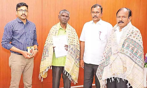 ஞா.நெல்சன், கிருஷ்ணமூா்த்தி ஆகியோருக்கு உதவித் தொகை வழங்குவதற்கான அரசாணையை கலெக்டர்  எஸ்.வினீத்   வழங்கிய காட்சி.