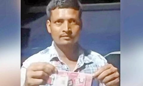 பரிசு சீட்டுடன் வடமாநில தொழிலாளி எஸ்.கே. படேஷ்