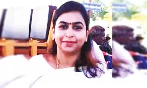 &nbsp;திருப்பூா் மாவட்ட முதன்மைக் கல்வி அலுவலா் திருவளா்செல்வி.
