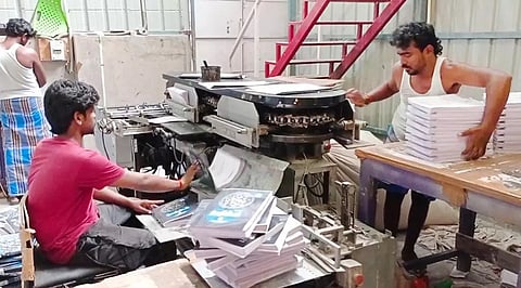 சிவகாசி அச்சகத்தில் பாடப்புத்தகங்கள் தயாராகி வருகிறது.&nbsp;