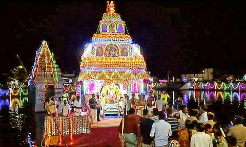 எட்டுக்குடி முருகன் கோவிலில் தெப்ப உற்சவம் நடந்தது.