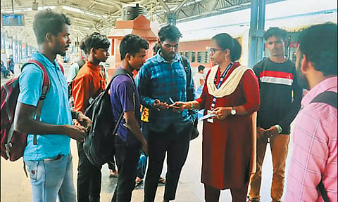 டிக்கெட் பரிசோதகர் ரோசலின் ஆரோக்கிய மேரி டிக்கெட் எடுக்காமல் பயணித்தவர்களிடம் அபராதம் வசூலிக்கும் காட்சி.