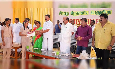 வெற்றி பெற்ற மாணவிக்கு   அமைச்சர்கள் மு.பெ.சாமிநாதன்,  கயல்விழி செல்வராஜ் பரிசுகளை வழங்கிய காட்சி. அருகில்  செல்வராஜ் எம்.எல்.ஏ., மேயர் தினேஷ்குமார் மற்றும் பலர்  உள்ளனர்.