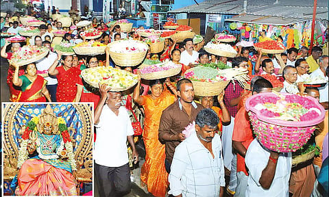 பக்தர்கள் கூடைகளில் பூக்களை கொண்டு சென்றபோது எடுத்த படம்.