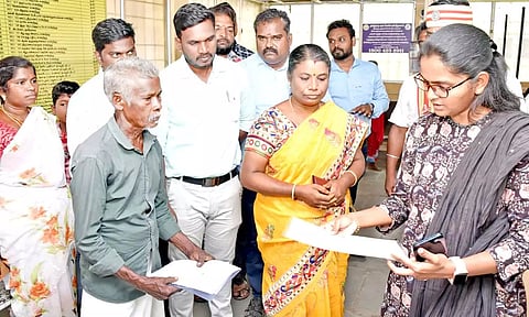 திருவாரூர் தாசில்தார் அலுவலகத்தில்  மாவட்ட கலெக்டர்  சாருஸ்ரீ நேரில் பார்வையிட்டு ஆய்வு செய்தார்.