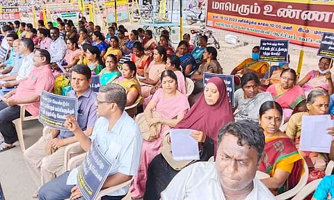 உண்ணாவிரதத்தில் பங்கேற்றவர்கள்.