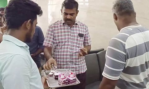 பல்லடம் பேக்கரியில் உணவு பாதுகாப்பு அதிகாரிகள் ஆய்வு செய்த காட்சி.&nbsp;