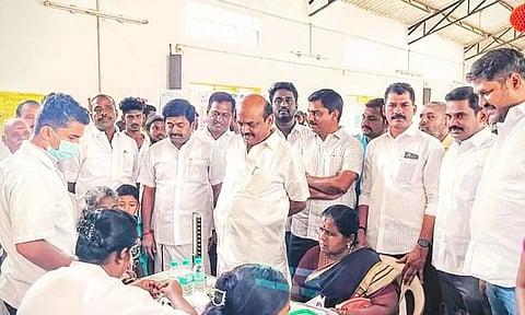 மருத்துவ முகாமை  செல்வராஜ் எம்.எல்.ஏ., தொடங்கி வைத்த காட்சி.&nbsp;