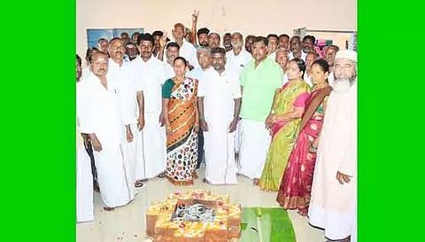 குமரப்பட்டியில் சமுதாய கூடம் கட்டும் பணியை பெரியபுள்ளான் எம்.எல்.ஏ. தொடங்கி வைத்தார்.