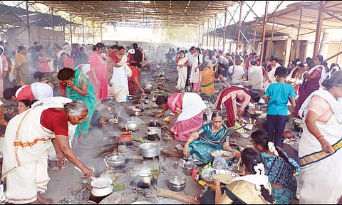 மண்டைக்காடு பகவதியம்மன் கோவிலில் கேரள பக்தர்கள் பொங்கலிட்டு வழிபாடு