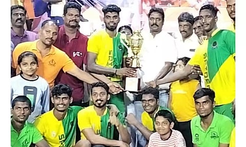 கல்யாணசுந்தரம் எம்.எல்.ஏ.  வெற்றி பெற்ற அணிகளுக்கு பரிசு கோப்பை வழங்கிய காட்சி.