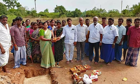 திருச்சிற்றம்பலம் ஊராட்சிக்குட்பட்ட பகத்சிங் நகரில் பழங்குடியினர் மக்களுக்கு வீடு கட்டுவதற்கான பூமி பூஜையை ஒன்றிய சேர்மன் உஷா பி.கே.டி முரளி தொடங்கி வைத்தார்.&nbsp;