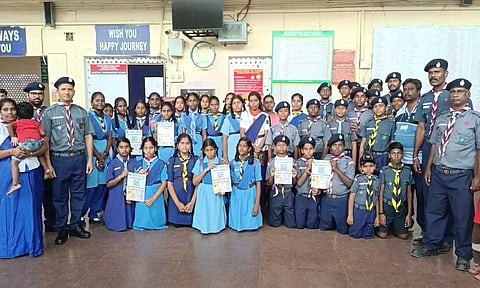 அரக்கோணம் ெரயில் நிலையத்தில் ெரயில் டிக்கெட் எடுக்க செயலி 'கியூ ஆர் கோடு' வசதி