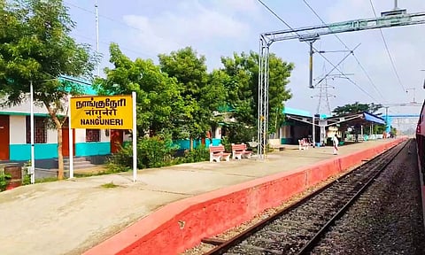 இரட்டை ரெயில் பாதை ஆய்வின் போது நாங்குநேரி ரெயில் நிலையத்தில், கோட்ட  மேலாளரை பொதுமக்கள் முற்றுகை
