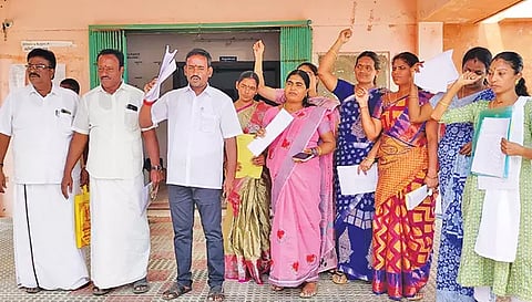 கவுன்சிலர்கள் ஆர்ப்பாட்டத்தில் ஈடுபட்ட காட்சி.&nbsp;