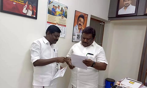 அமைச்சர் சிவசங்கரை தென்காசி தெற்கு மாவட்ட தி.மு.க. செயலாளர் சிவ பத்மநாதன் சந்தித்து மனு அளித்தபோது எடுத்த படம்.
