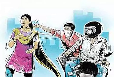 கோவையில் இளம்பெண்ணிடம் செயின் பறிப்பு