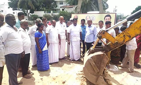மாநகராட்சி துணை மேயர் பாலசுப்பிரமணியம் மற்றும் 4-வது மண்டல தலைவர் இல.பத்மநாபன் ஆகியோர் பணிகளை தொடங்கி வைத்த காட்சி.
