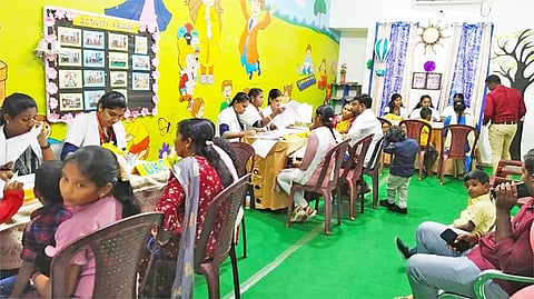 &nbsp;வி.எஸ்.ஆர். இன்டர்நேஷனல் பள்ளியில் மாணவர் சேர்க்கை நடந்த போது எடுத்தப்படம்.