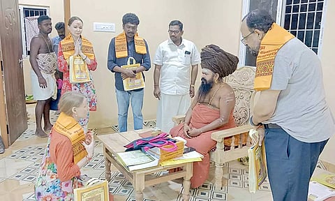 வெளிநாட்டினர் தர்மபுரம் ஆதீனத்திடம் ஆசி பெற்றனர்.