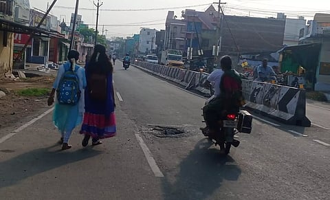 ரோட்டின் நடுவே ஏற்பட்ட பள்ளத்தால் வாகன ஓட்டிகள் அவதி