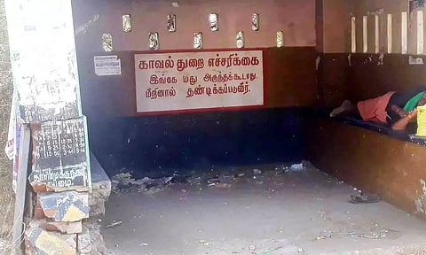 இடிந்து விழும் நிலையில் உள்ள  பயணிகள் நிழற்குடை.